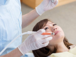 虫歯の治療もラバーダム防湿法が基本原則